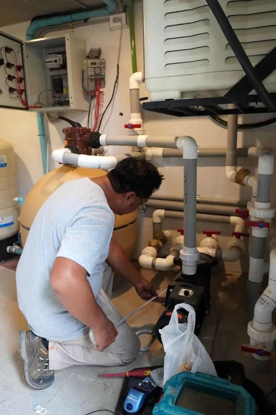 Técnico de SKLA instalando los equipos en la sala de máquinas