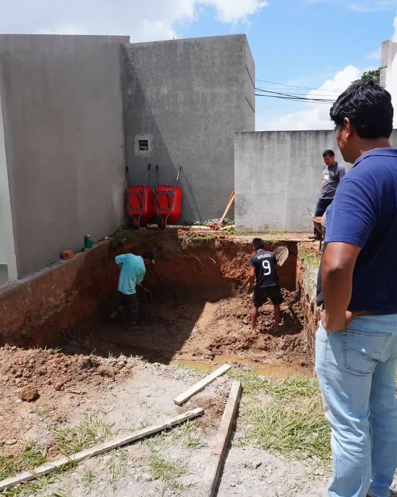 Equipo de SKLA relevando el terreno de un cliente antes de iniciar la obra