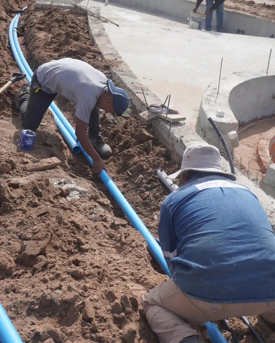 Tendido de tuberías del sistema hidráulico de una piscina